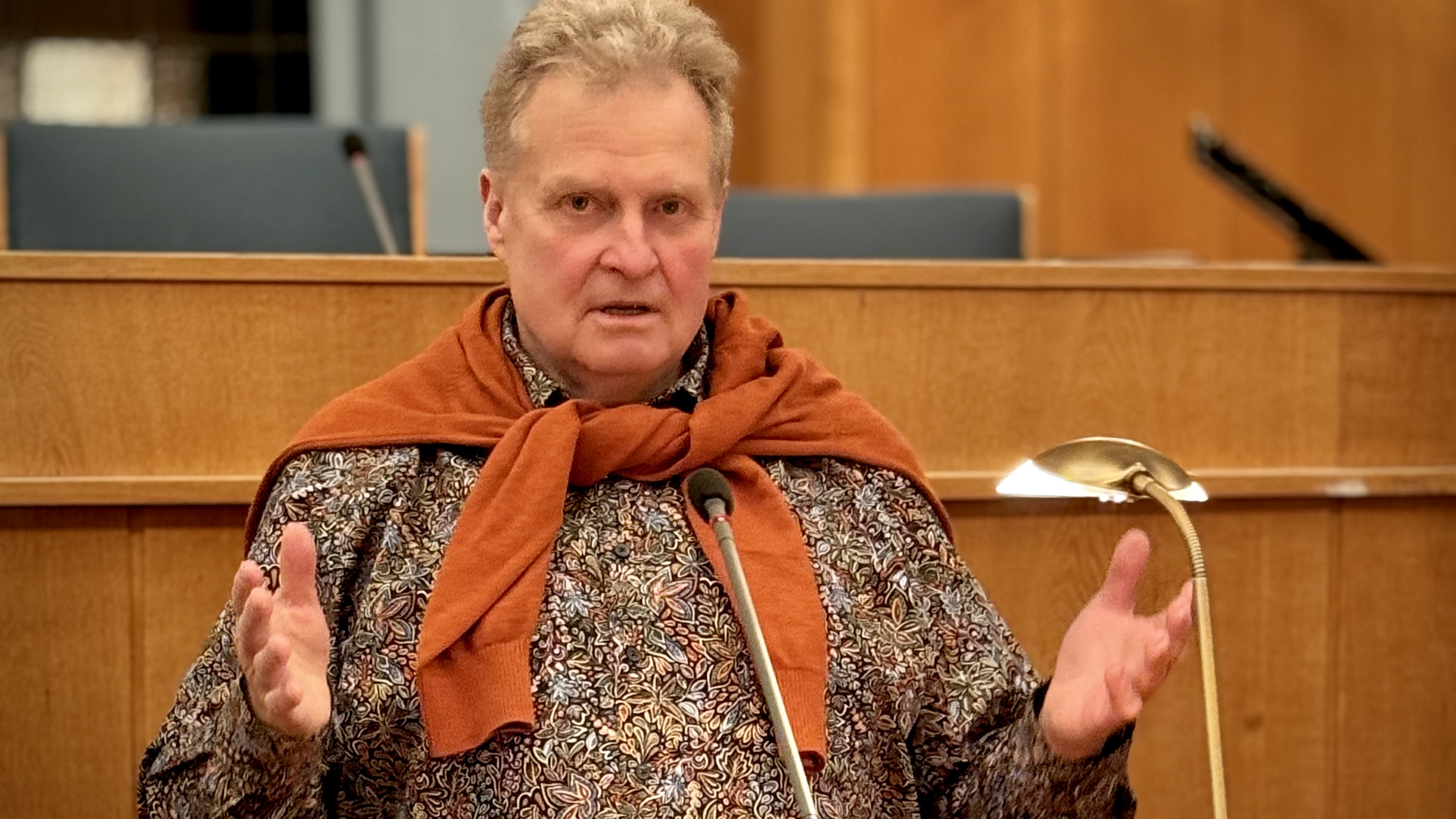 Volker Semler hält eine Rede