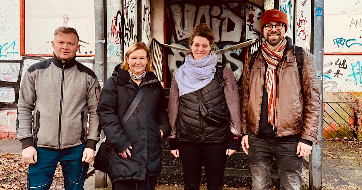 Zwei Mitarbeitende der GSE, Stadträtin Carolina Böhm und der Bürgerdeputierte Roman Gerhardt stehen vor dem Pop Inn