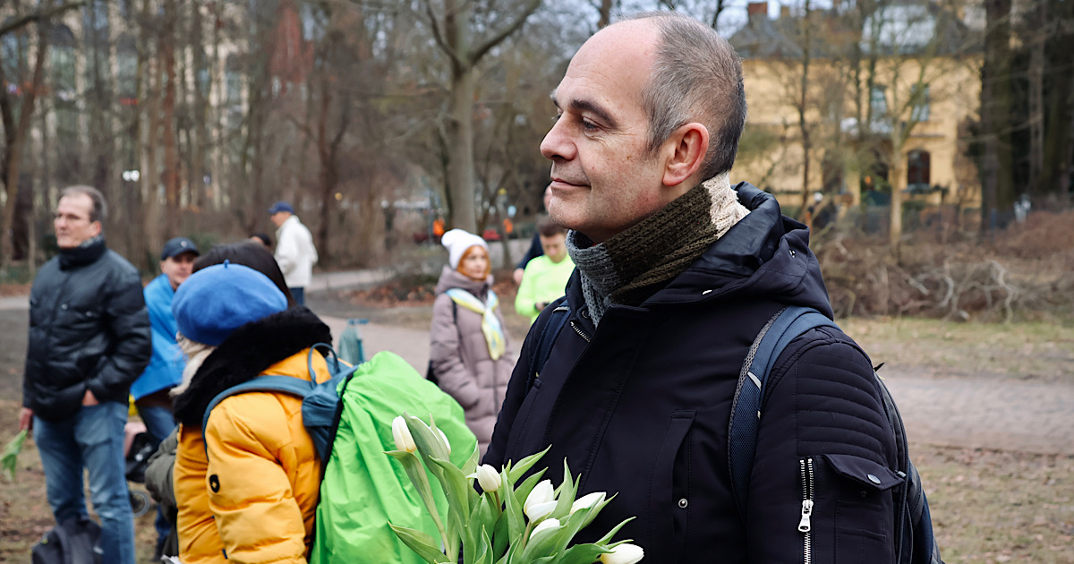 Rainer Ziffels legt Blumen nieder