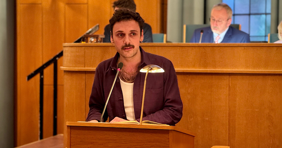 Alexander Niessen spricht in der BVV