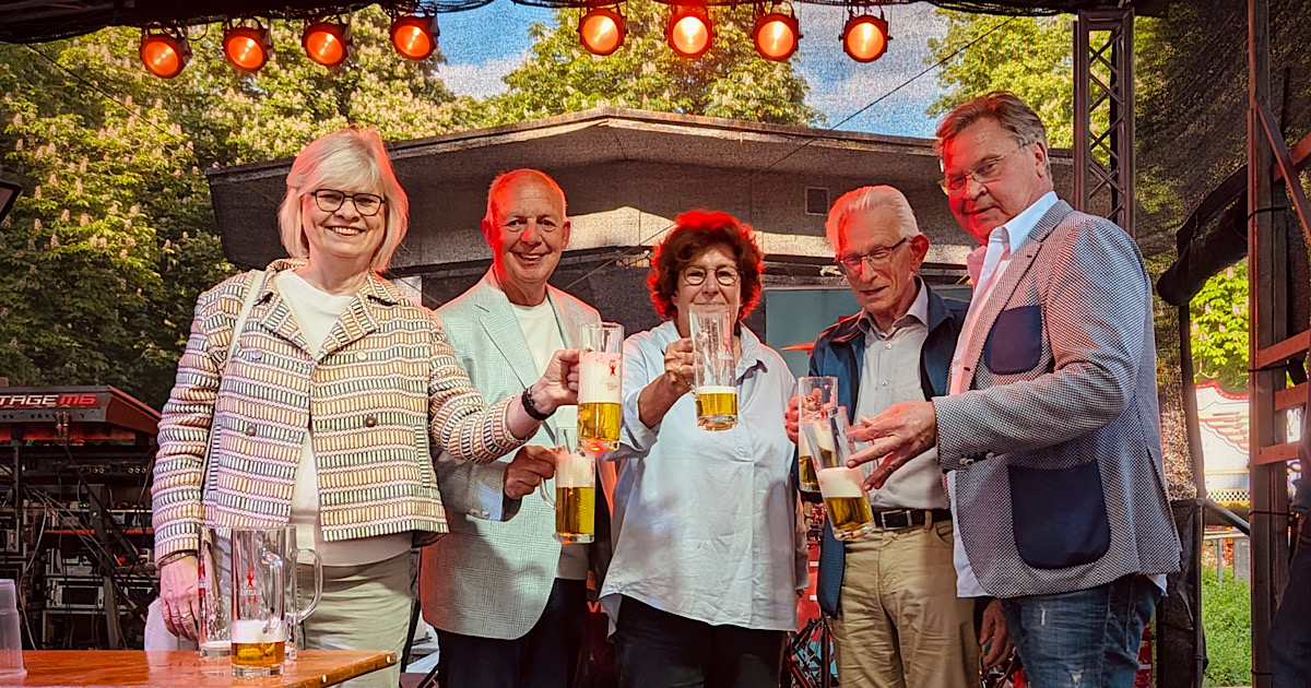Ehemalige und aktuelle Bezirksbürgermeister beim Bieranstich bei der Steglitzer Festwoche