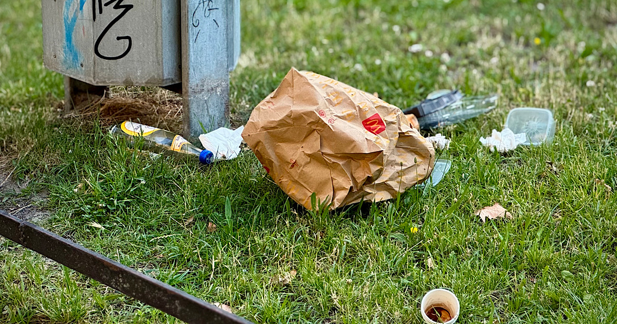 Müll auf einer Wiese