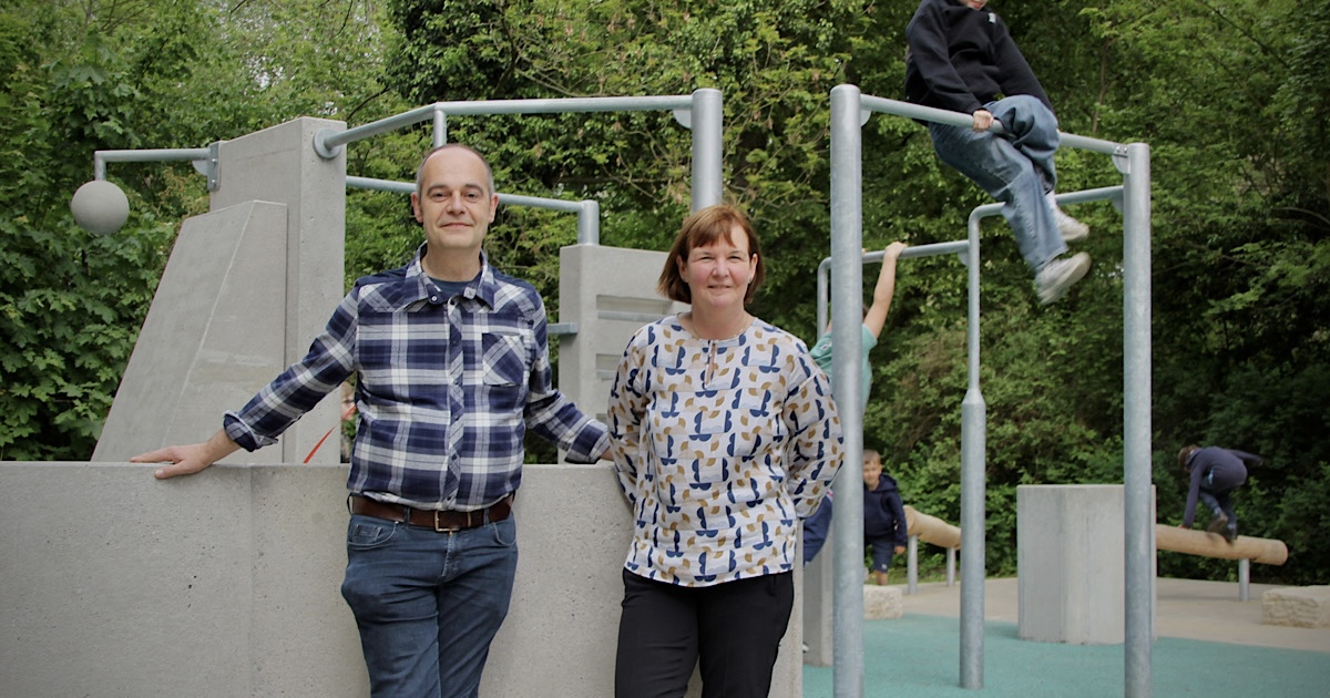 Der SPD-Bezirksverordnete Rainer Ziffels und SPD-Stadträtin Carolina Böhm stehen vor einem Klettergerüst mit Kindern