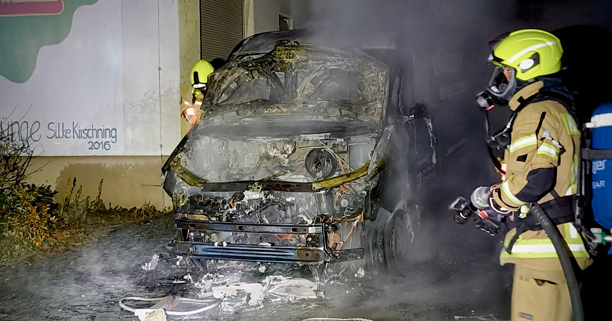 Zwei Feuerwehrmänner löschen den Kältebus