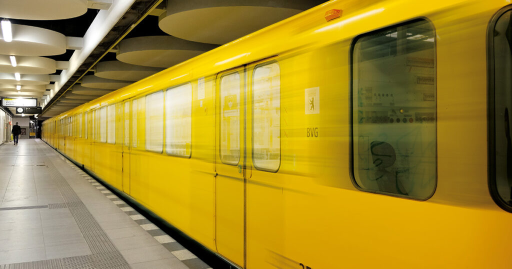 Fahrender Zug im U-Bahnhof Steglitz