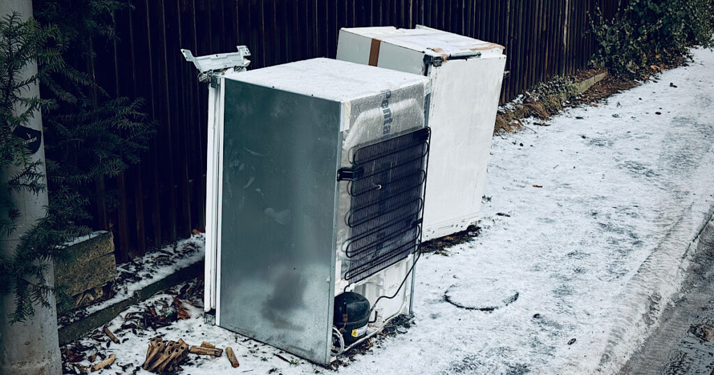 Zwei illegal entsorgte Kühlschränke stehen am Straßenrand