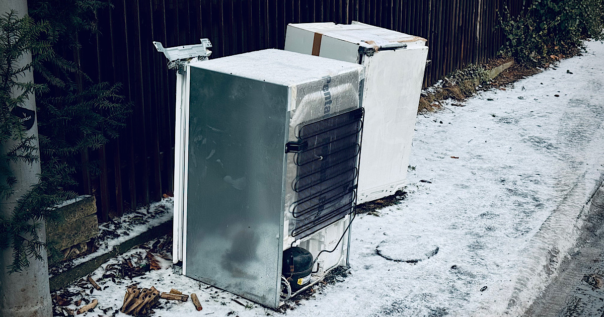 Zwei illegal entsorgte Kühlschränke stehen am Straßenrand