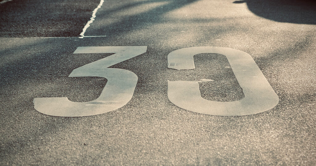 Tempo-30-Hinweis auf der Straße