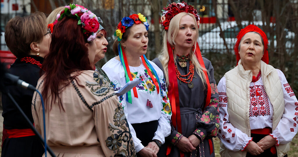Singende Ukrainerinnen in Tracht