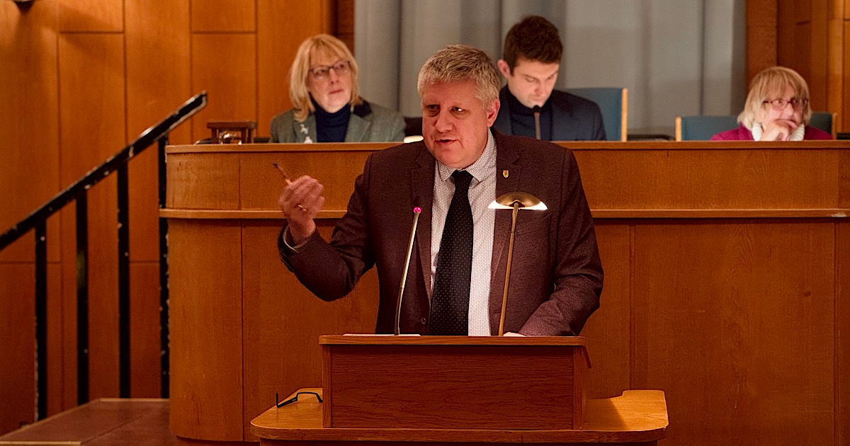 Norbert Buchta spricht im Plenum der BVV