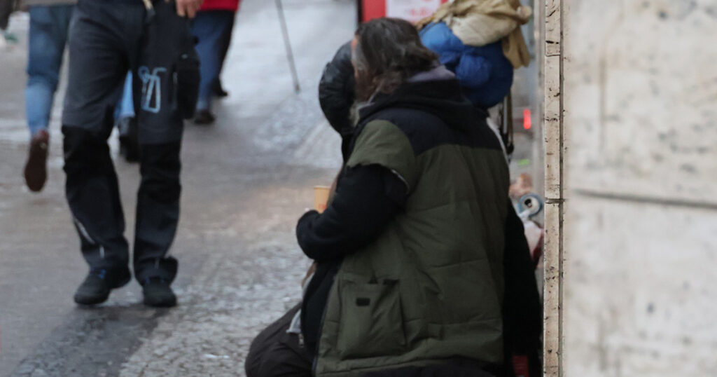 Obdachloser Mensch auf der Straße