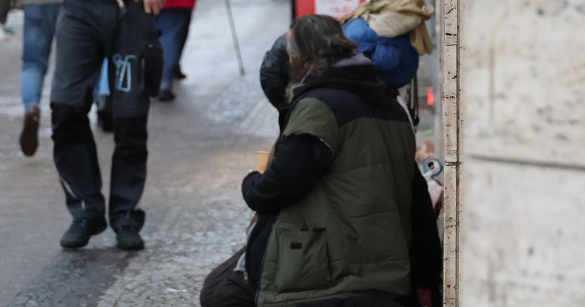 Obdachloser Mensch auf der Straße