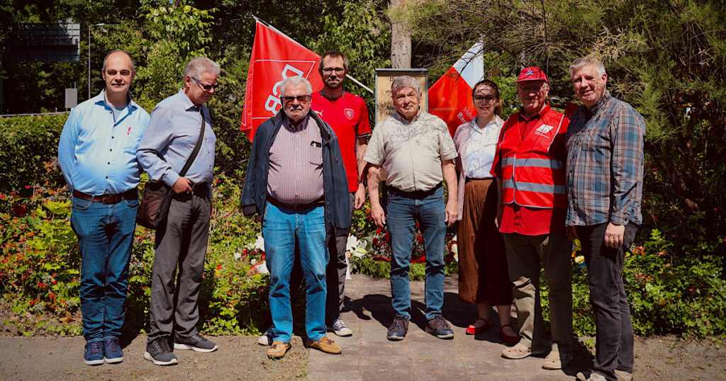 Rainer Ziffels, Joachim Elsholz, Roman Gerhardt, Uwe Netzel, Sarah Maurer und Norbert Buchta stehen vor dem Gedenkkreuz in Nikolassee