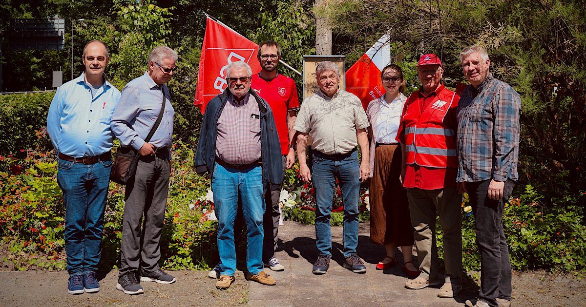 Rainer Ziffels, Joachim Elsholz, Roman Gerhardt, Uwe Netzel, Sarah Maurer und Norbert Buchta stehen vor dem Gedenkkreuz in Nikolassee