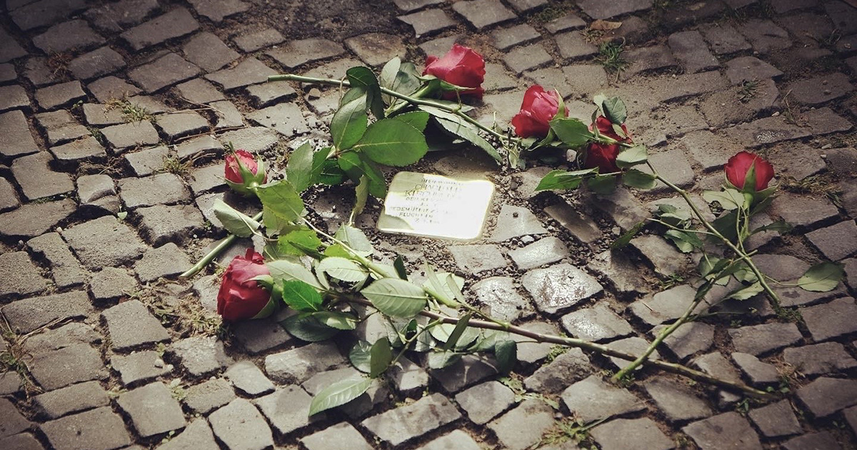 Stolperstein mit Rosen