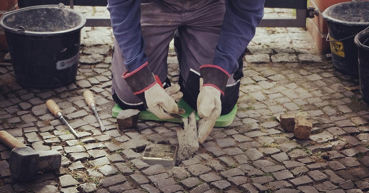 Ein Stolperstein wird verlegt